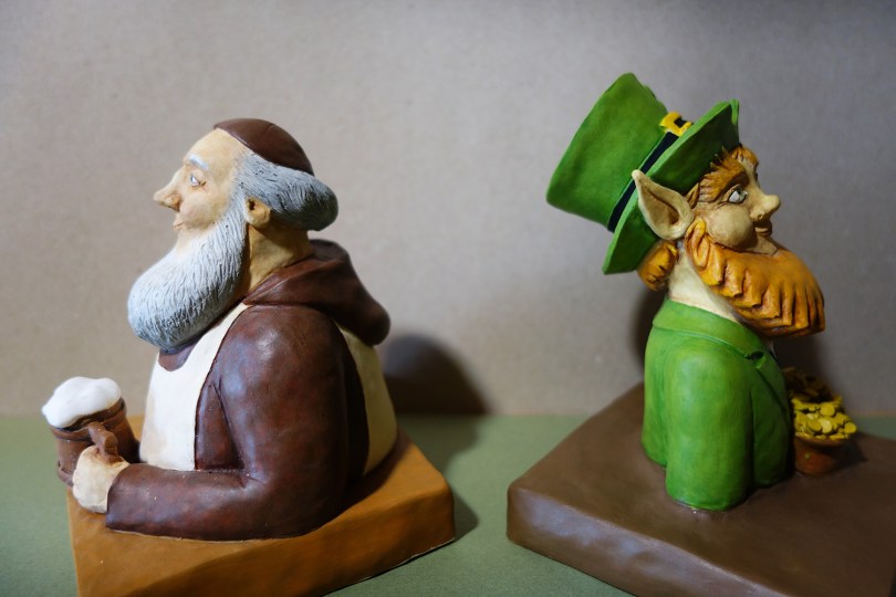 "Brewmaster" und "Kobold" Figur, Keramikguss, Höhe ca. 20cm