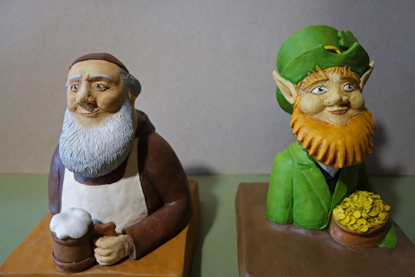 "Brewmaster" und "Kobold" Figur, Keramikguss, Höhe ca. 20cm
