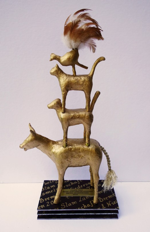 Trophäe Poetry Slam Landesmeisterschaft Niedersachsen & Bremen 2022, Teampreis, Einzelne Tiere (magnetisch auseinandernehmbar) aus Plastiform auf Metallplatten, ca. 18x28 cm