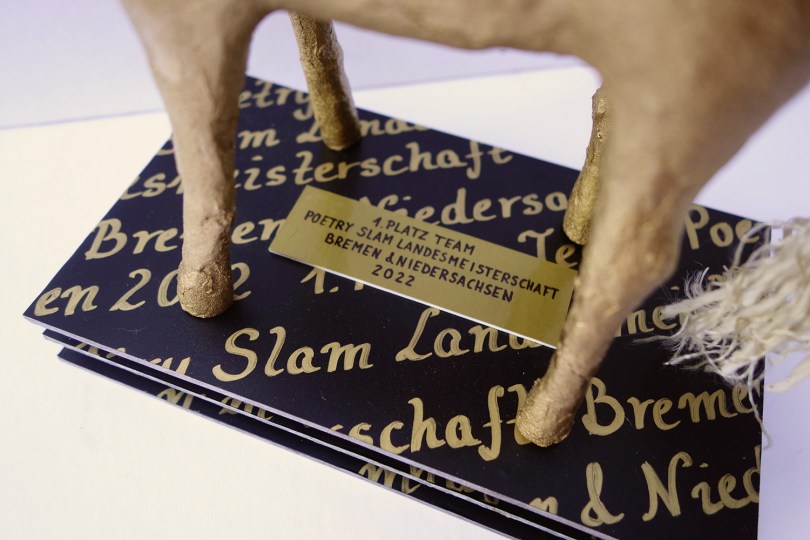 Trophäe Poetry Slam Landesmeisterschaft Niedersachsen & Bremen 2022, Teampreis, Einzelne Tiere (magnetisch auseinandernehmbar) aus Plastiform auf Metallplatten, ca. 18x28 cm