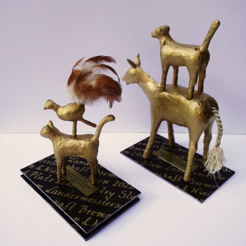 Trophäe Poetry Slam Landesmeisterschaft Niedersachsen & Bremen 2022, Teampreis, Einzelne Tiere (magnetisch auseinandernehmbar) aus Plastiform auf Metallplatten, ca. 18x28 cm