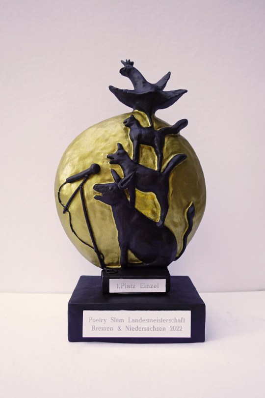 Trophäe Poetry Slam Landesmeisterschaft Niedersachsen & Bremen 2022, Einzelpreis, Keramikguss bemalt, 17x24 cm