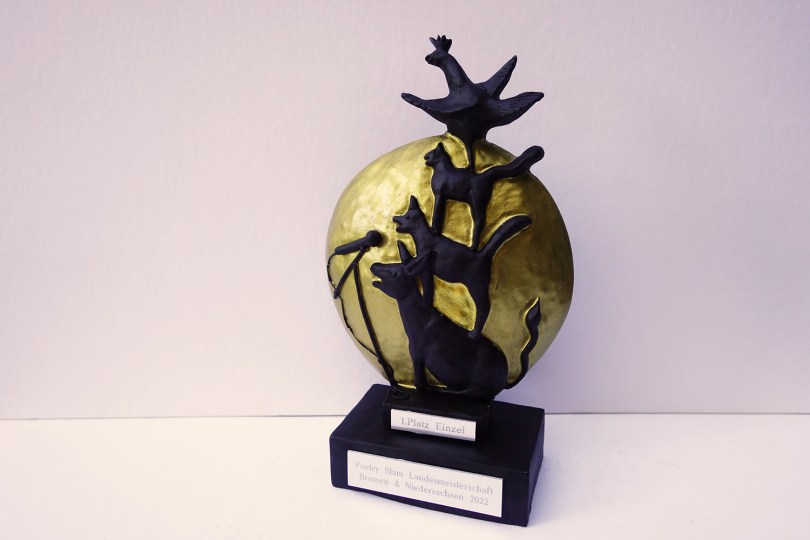 Trophäe Poetry Slam Landesmeisterschaft Niedersachsen & Bremen 2022, Einzelpreis, Keramikguss bemalt, 17x24 cm