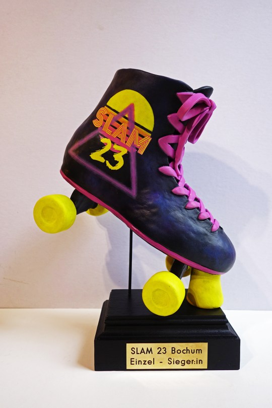 Pokal SLAM23 (deutschsprachige Poetry-Slam-Meisterschaften), modelliert aus Polymerclay, bemalt mit Acrylfarbe, Höhe ca. 30cm